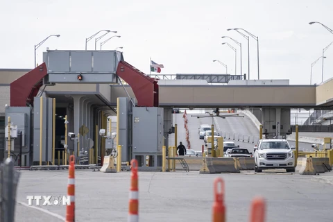 Cửa khẩu biên giới Mỹ-Mexico tại bang Texas (Mỹ) đóng cửa đối với hoạt động đi lại không thiết yếu giữa hai nước nhằm ngăn chặn sự lây lan của dịch COVID-19, ngày 21/3/2020. (Ảnh: AFP/TTXVN)