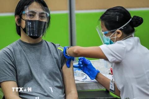 Nhân viên y tế tiêm vaccine phòng COVID-19 cho người dân tại Philippines, ngày 12/5/2021. (Ảnh: THX/TTXVN)