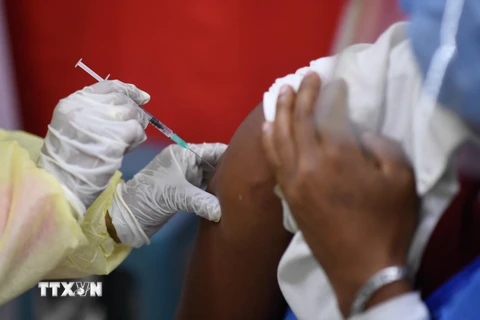 Tiêm vaccine ngừa COVID-19 tại Caracas, Venezuela. (Ảnh: AFP/TTXVN)