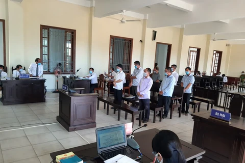 Bảy bị cáo nguyên là cán bộ quận Bình Thủy tại phiên xét xử sơ thẩm. (Nguồn: tuoitre.vn)