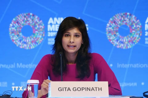 Bà Gita Gopinath, nhà kinh tế trưởng tại Quỹ Tiền tệ quốc tế (IMF), phát biểu trong cuộc họp báo ở Washington, DC, Mỹ. (Ảnh: AFP/TTXVN)