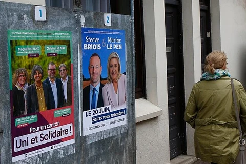 Các ban vận động bầu cử cho khu vực miền bắc nước Pháp, với ứng cử viên địa phương Dietve Briois và Marine Le Pen, nhà lãnh đạo cực hữu Pháp, ở Henin-Beaumont. (Nguồn: AP)