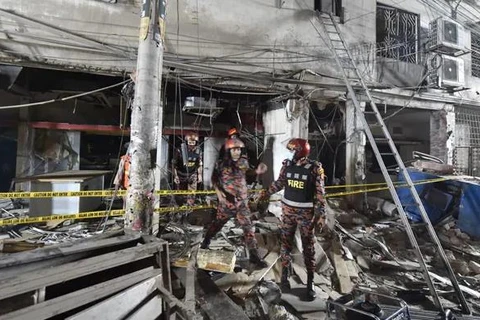 Lực lượng cứu hộ cứu hỏa kiểm tra hiện trường sau vụ nổ nghi do khí gas ở Bangladesh. (Nguồn: ndtv.com)