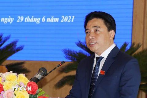 Ông Nguyễn Khắc Toàn phát biểu nhận nhiệm vụ Chủ tịch Hội đồng nhân dân tỉnh Khánh Hòa nhiệm kỳ 2021-2026. (Ảnh: Tiên Minh/TTXVN)