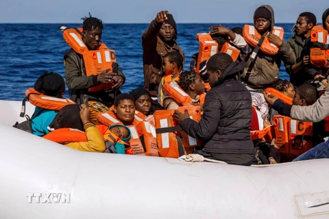 Người di cư được cứu tại khu vực ngoài khơi Libya ngày 9/2/2020. (Ảnh: AFP/TTXVN)
