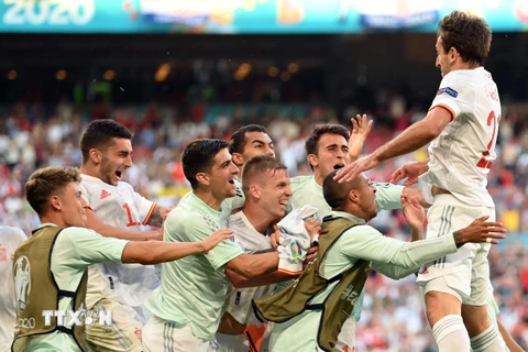 Niềm vui của các cầu thủ Tây Ban Nha sau bàn thắng nâng tỷ số lên 5-3 trước Croatia trong trận đấu ở vòng 16 đội. (Ảnh: AFP/TTXVN)