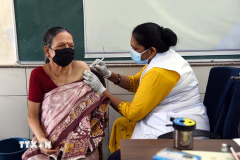 Nhân viên y tế tiêm vaccine ngừa COVID-19 tại Ấn Độ. (Ảnh: THX/TTXVN)