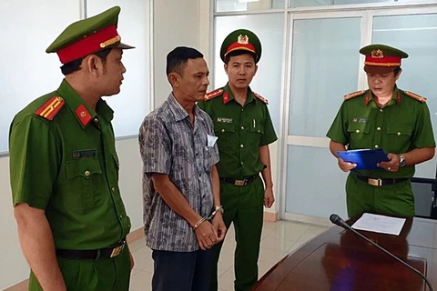 Bị can Trần Văn Đông nghe đọc lệnh bắt giam. (Nguồn: plo.vn)