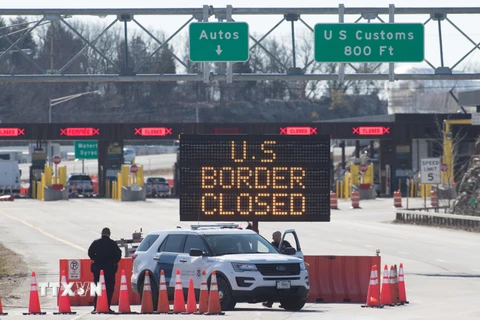 Khu vực biên giới Mỹ- Canada đóng cửa tại cửa khẩu ở Lansdowne, tỉnh Ontario (Canada) do dịch COVID-19 lây lan mạnh, ngày 22/3/2020. (Ảnh: AFP/TTXVN)
