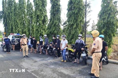 Các “quái xế” cùng phương tiện tụ tập đua xe, cổ vũ đua tại Khu công nghiệp Biên Hòa 2 bị tạm giữ. (Ảnh: TTXVN phát)