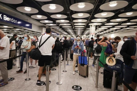 Hành khách chờ làm thủ tục tại sân bay Heathrow. (Nguồn: BBC) 