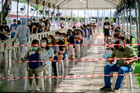 Người dân đợi lấy mẫu xét nghiệm COVID-19 tại Bangkok, Thái Lan. (Ảnh: AFP/TTXVN)