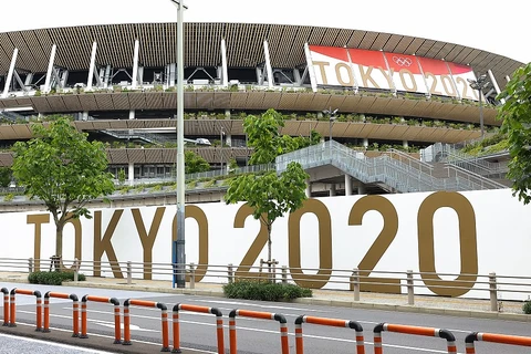 Quang cảnh bên ngoài Sân vận động Quốc gia của Nhật Bản và lá cờ Tokyo 2020 ở Tokyo.(Nguồn: CFP)