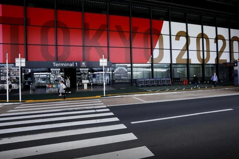 Một quảng cáo cho Thế vận hội Olympic và Paralympic Tokyo 2020 được hiển thị tại sân bay quốc tế Narita. (Nguồn: Reuters)