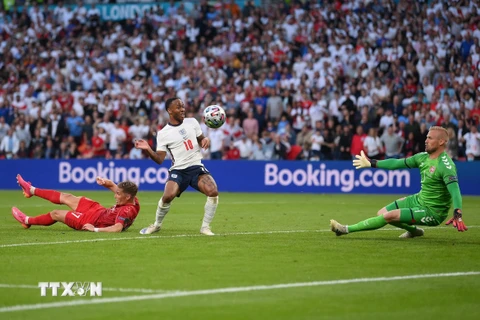 Tiền đạo Anh Raheem Sterling (giữa) đột phá khung thành tuyển Đan Mạch trong trận bán kết EURO 2020 ở Wembley (Anh) ngày 7/7/2021. (Ảnh: AFP/TTXVN)
