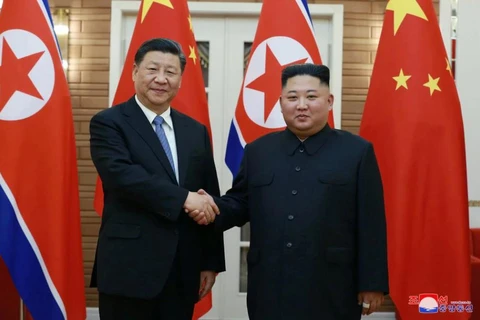 Nhà lãnh đạo Triều Tiên Kim Jong-un bắt tay Chủ tịch Trung Quốc Tập Cận Bình trong chuyến thăm của Chủ tịch Trung Quốc tại Bình Nhưỡng, Triều Tiên.(Nguồn: KCNA/Reuters)