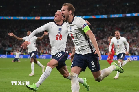 Tiền đạo Anh Harry Kane (phải) chia vui cùng đồng đội khi thắng tuyển Đan Mạch trong trận bán kết EURO 2020 ở Wembley (Anh) ngày 7/7/2021. (Ảnh: AFP/TTXVN)
