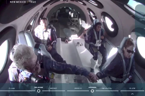 Tỷ phú Richard Branson chúc mừng phi hành đoàn trên máy bay chở tên lửa VSS Unity của Virgin Galactic sau khi họ bay lên rìa không gian. (Nguồn: Reuters)