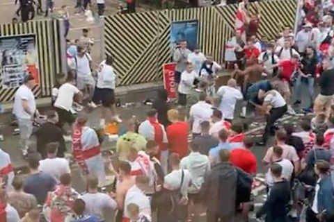 [Video] Hành vi đáng xấu hổ của CĐV Anh sau trận chung kết EURO 2020