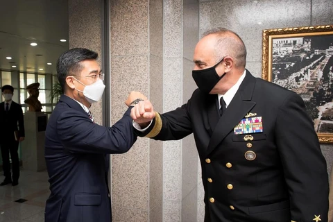 Bộ trưởng Quốc phòng Hàn Quốc Suh Wook (trái) chào đón Đô đốc Charles Richard, Tư lệnh Bộ Chỉ huy Chiến lược Mỹ, tại Seoul ngày 14 tháng 7 năm 2021. (Nguồn: Yonhap)