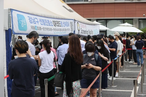 Người dân xếp hàng chờ xét nghiệm COVID-19 tại Seoul, Hàn Quốc, ngày 11/7/2021. (Ảnh: Yonhap/ TTXVN)