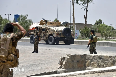 Lực lượng an ninh Afghanistan gác trên đường phố tại Kandahar trong thời gian diễn ra giao tranh với các tay súng Taliban, ngày 9/7/2021. (Ảnh: AFP/TTXVN)