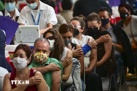 Người dân tại khu vực chờ sau khi tiêm vaccine phòng COVID-19 tại Mexico City, Mexico, ngày 6/7/2021. (Ảnh: AFP/TTXVN)