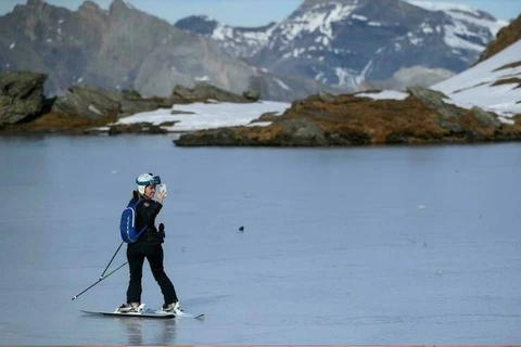 Các sông băng trên dãy Alps của Thụy Sĩ đang suy giảm hàng năm, hình thành nhiều hồ nước. (Nguồn: AFP)