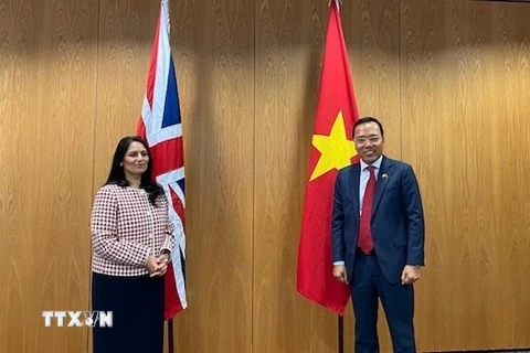 Bộ trưởng Nội vụ Anh Priti Patel tiếp Đại sứ Nguyễn Hoàng Long tại trụ sở Bộ Nội vụ Anh ở London. (Ảnh: TTXVN phát)