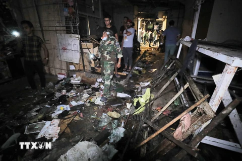 Lực lượng chức năng điều tra tại hiện trường vụ nổ bom ở khu chợ đông đúc của thành phố Sadr, ngoại ô Baghdad, Iraq ngày 19/7/2021. (Ảnh: AFP/TTXVN)