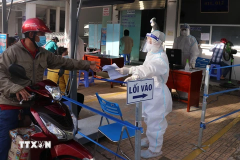 Bệnh viện Bình An, thành phố Rạch Giá, Kiên Giang thực hiện nghiêm việc phòng chống dịch COVID-19 khi tiếp nhận khám bệnh cho người dân. (Ảnh: Lê Huy Hải/TTXVN)