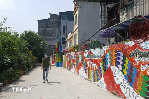 Con đường nghệ thuật Phúc Tân đã biến một bãi rác ven sông thành không gian sáng tạo cộng đồng. (Ảnh: Đinh Thuận/TTXVN)