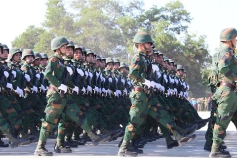 Lễ duyệt binh kỷ niệm 70 năm Ngày thành lập Quân đội Nhân dân Lào. (Ảnh: TTXVN)
