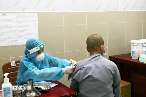 Một chư Ni tình nguyện tham gia hỗ trợ tuyến đầu chống dịch được tiêm vaccine phòng COVID-19 tại Bệnh viện quận 11. (Ảnh: Xuân Khu/TTXVN)
