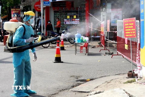 Phun thuốc tiêu độc, khử trùng tại khu vực dân cư có trường hợp dương tính với SARS-CoV-2 tại thành phố Quảng Ngãi. (Ảnh: Lê Ngọc Phước/TTXVN)