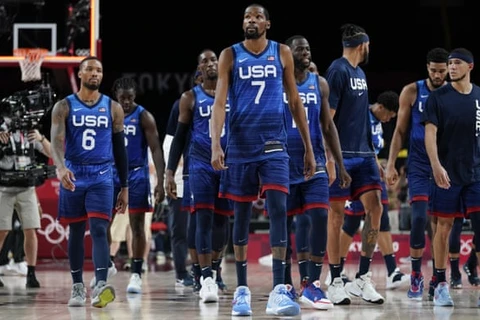 Ngôi sao NBA Kevin Durant (áo số 7) bước ra sân cùng các đồng đội sau thất bại trước đội tuyển Pháp.(Nguồn: AFP)