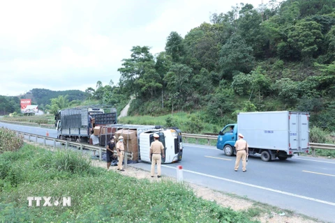 Lực lượng Cảnh sát giao thông xử lý vụ tai nạn giao thông trên QL 1A thuộc địa bàn huyện Cao Lộc, tỉnh Lạng Sơn (ngày 5/7/2021). (Ảnh: Anh Tuấn - TTXVN) 
