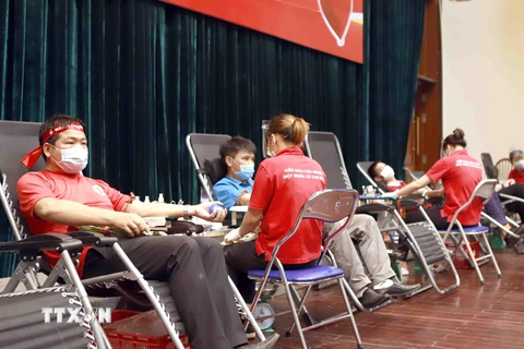 Đông đảo người dân tình nguyện tham gia hiến máu. (Ảnh: Hoàng Hùng/TTXVN)