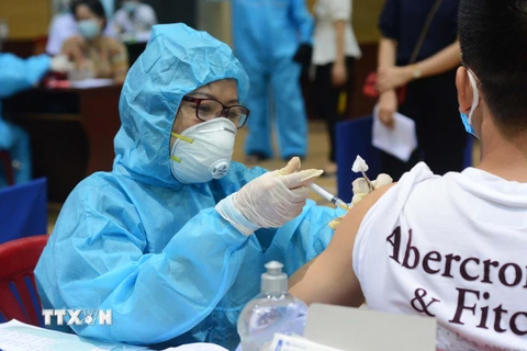 Nhân viên y tế tiêm vaccine phòng COVID-19 cho người dân tại Đà Nẵng. (Ảnh: Văn Dũng/TTXVN)