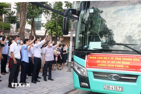 Đoàn cán bộ, y bác sỹ tình nguyện của Thanh Hóa lên đường chi viện cho miền Nam chống dịch COVID-19. (Ảnh: Hoa Mai/TTXVN)