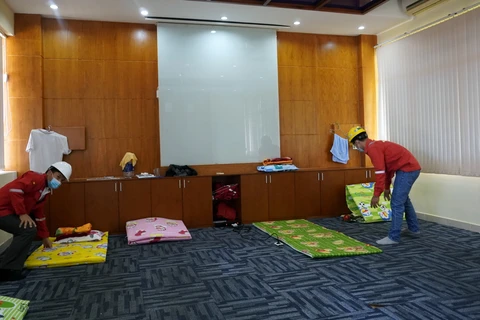Phòng họp của doanh nghiệp trong KCN Đông Xuyên được cải hoán thành nơi ở lại cho công nhân để thực hiện “3 tại chỗ.” (Nguồn: tuoitre.vn)