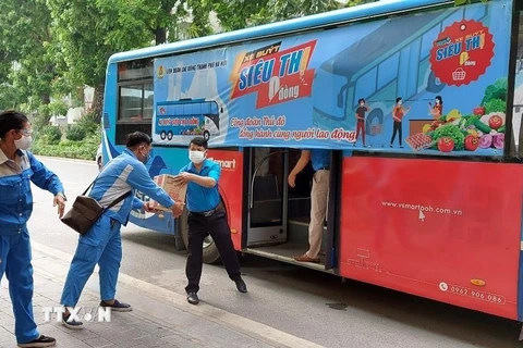 “Xe buýt siêu thị 0 đồng” vận chuyển quà hỗ trợ người lao động khó khăn, bị ảnh hưởng bởi dịch COVID-19 tại Hà Nội. (Ảnh: TTXVN phát)