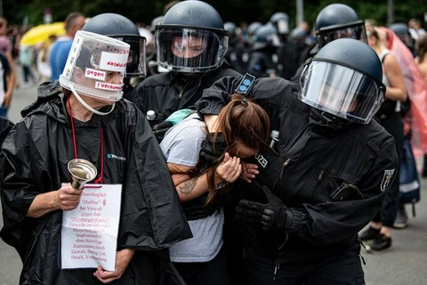 Cảnh sát bắt giữ một người biểu tình. (Nguồn: AP)