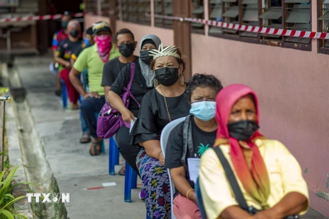 Người dân xếp hàng chờ tiêm vaccine ngừa COVID-19 tại Selangor , Malaysia, ngày 25/7/2021. (Ảnh: THX/TTXVN)