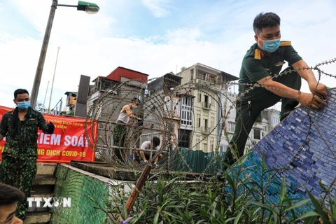 [Photo] Hà Nội: Lập hàng rào dây thép gai tại khu vực phong tỏa