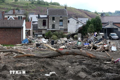 Những đống rác thải sau đợt lũ lụt tại Trooz, Bỉ, ngày 26/7/2021. (Ảnh: AFP/TTXVN)