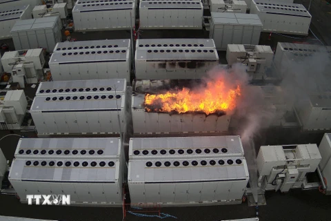 Hiện trường vụ cháy tại nhà máy tích trữ điện năng sử dụng pin năng lượng của Tesla tại thành phố Geelong thuộc bang Victoria, Australia, ngày 30/7/2021. (Ảnh: AFP/TTXVN)
