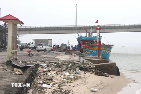 Bến cho tàu neo đậu của Cảng cá Cửa Việt bị sụt lún, hư hỏng. (Ảnh: Nguyên Lý/TTXVN)