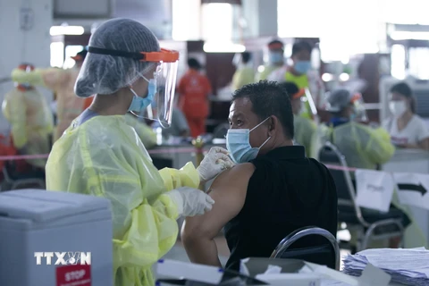 Nhân viên y tế tiêm vaccine phòng COVID-19 cho người dân tại thủ đô Vientiane, Lào ngày 17/6/2021. (Ảnh: THX/TTXVN)