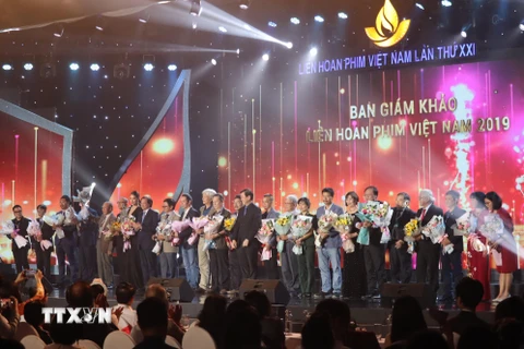 Ban tổ chức tặng hoa các giám khảo trong Liên hoan Phim Việt Nam lần thứ XXI. (Ảnh: Ngọc Sơn/TTXVN)